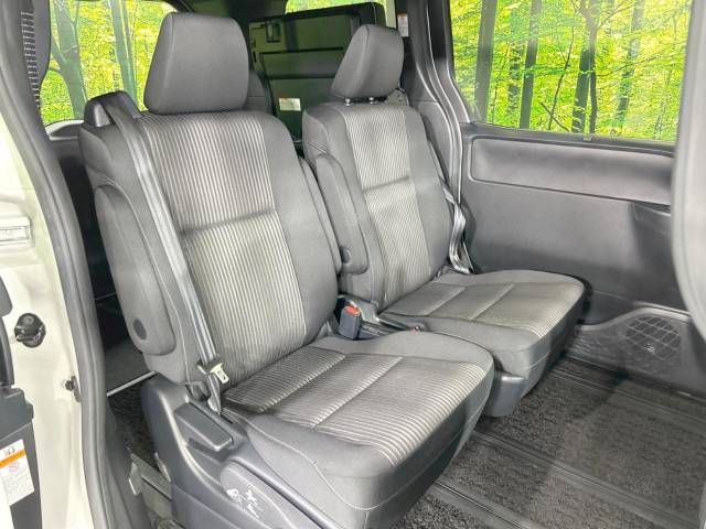 Toyota VOXY 2018-04 26591-9