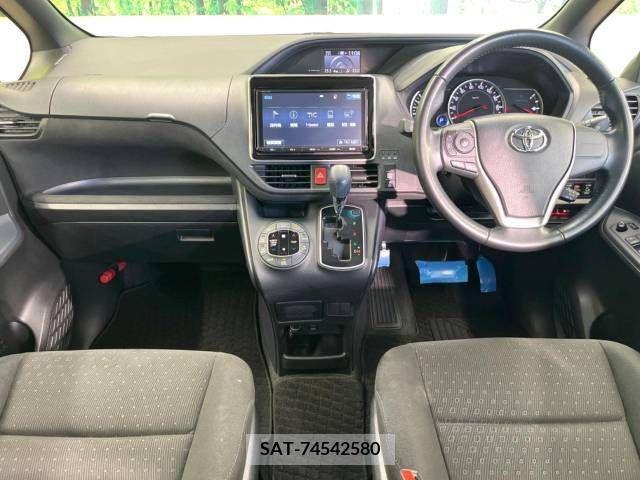 Toyota VOXY 2017-05 289197-1