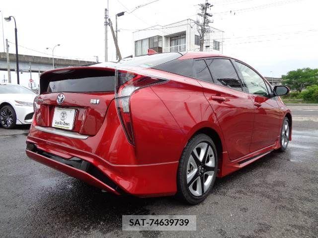 Toyota PRIUS 2017-06 329954-1