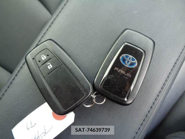 Toyota PRIUS 2017-06 329954-8