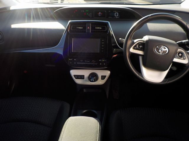 Toyota PRIUS 2016-03 183422-1