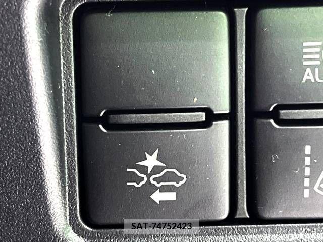 Toyota NOAH 2017-06 321523-6