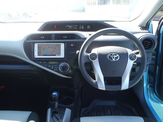 Toyota AQUA 2013-12 2261-1
