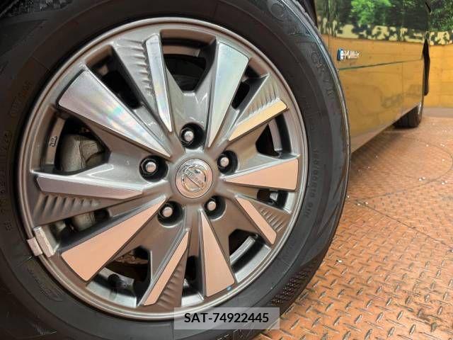 Nissan SERENA 2018-04 393849-11
