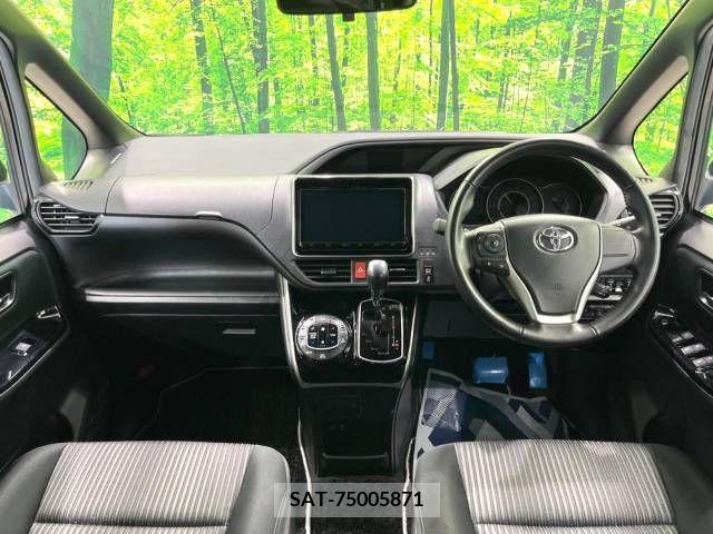 Toyota VOXY 2018-10 231405-1