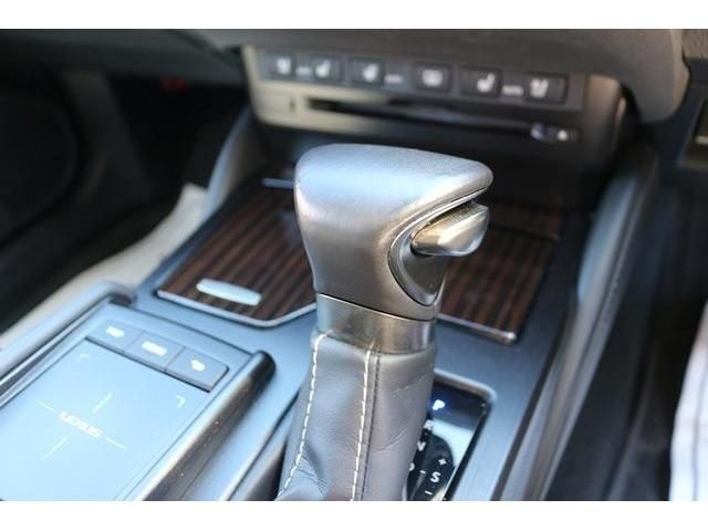 Lexus ES 2019-05 187117-16