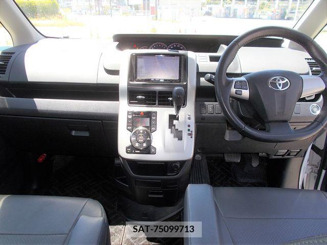 Toyota VOXY 2012-12 321338-5