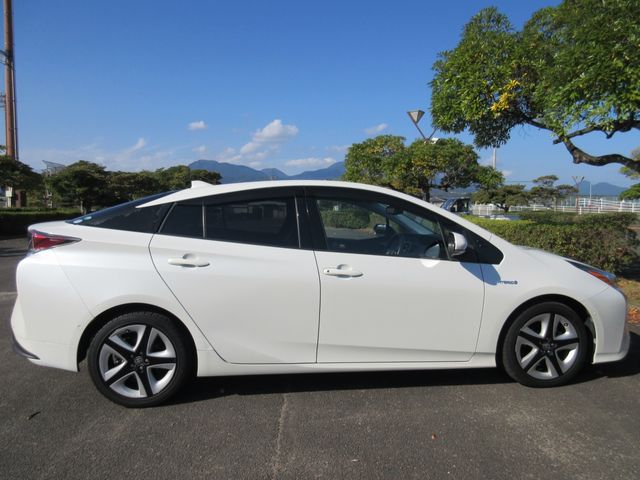 Toyota PRIUS 2016-06 185352-11