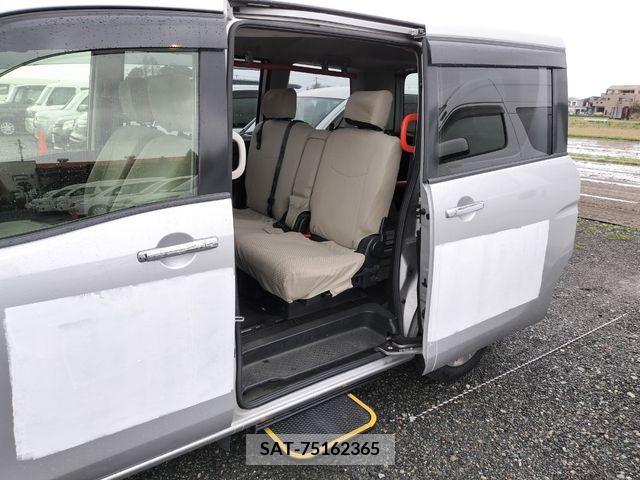 Nissan SERENA 2015-12 220611-10
