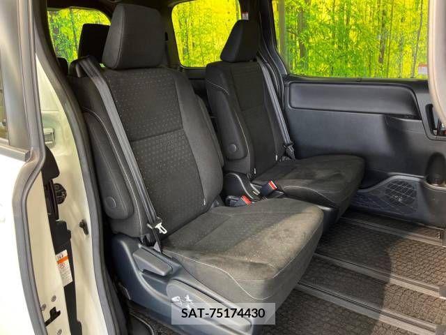 Toyota NOAH HYBRID 2019-08 332158-9