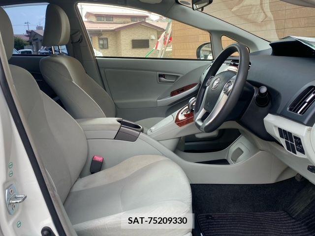 Toyota PRIUS 2013-08 282212-9