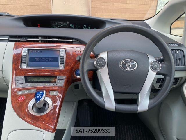 Toyota PRIUS 2013-08 282212-1