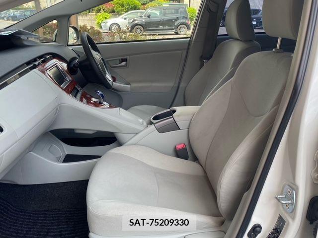 Toyota PRIUS 2013-08 282212-12