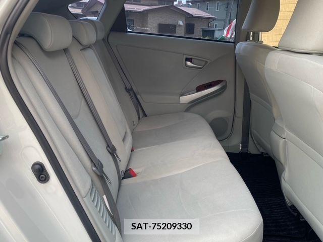 Toyota PRIUS 2013-08 282212-3