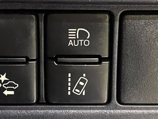 Toyota NOAH 2016-04 181382-6
