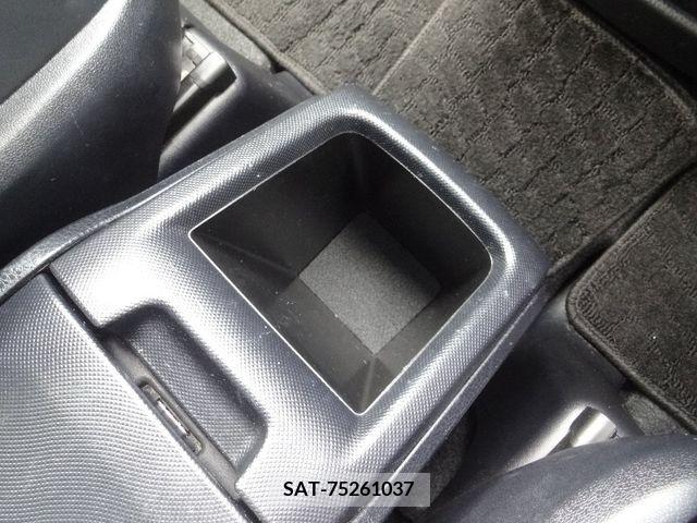 Toyota ESQUIRE 2017-12 330817-18