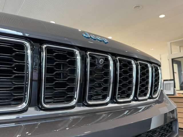 Jeep GRAND CHEROKEE 2023-04 6969-2