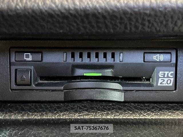 Toyota VOXY 2019-07 370395-6