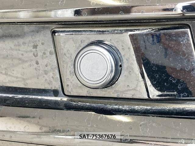 Toyota VOXY 2019-07 370395-5
