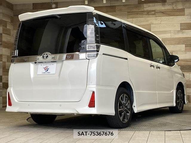 Toyota VOXY 2019-07 370395-16