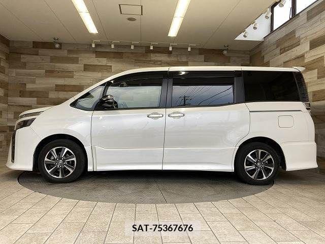 Toyota VOXY 2019-07 370395-14
