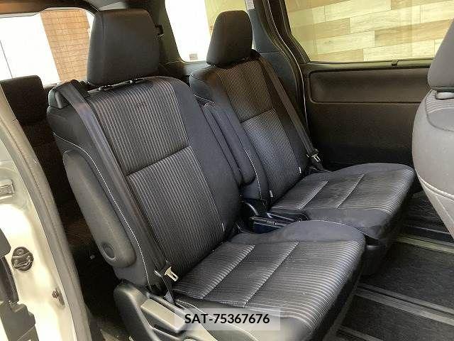 Toyota VOXY 2019-07 370395-11