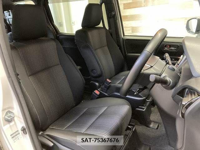 Toyota VOXY 2019-07 370395-10