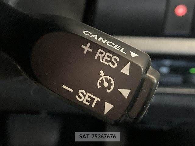 Toyota VOXY 2019-07 370395-8