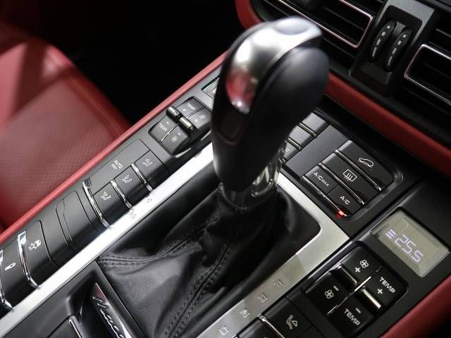 Porsche MACAN 2020-12 13745-11