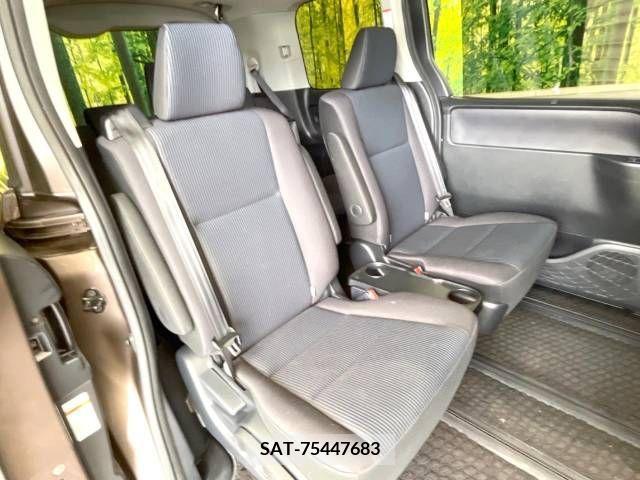 Toyota NOAH 2014-06 235261-9