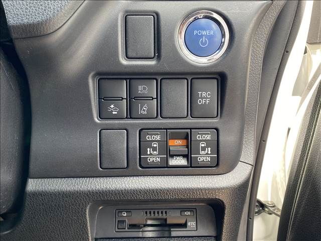 Toyota NOAH HYBRID 2019-05 15586-12