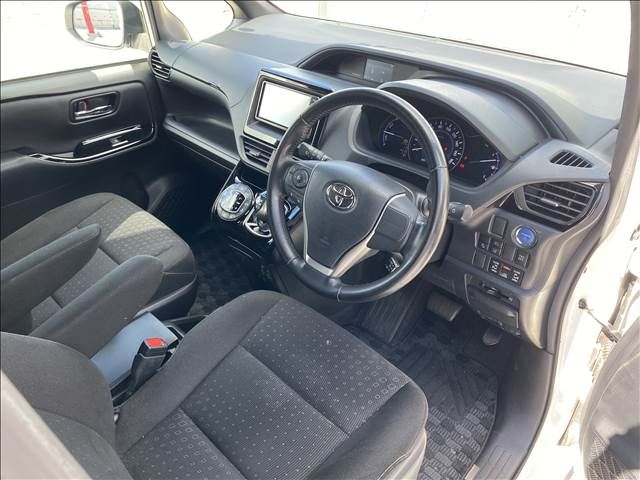 Toyota NOAH HYBRID 2019-05 15586-1