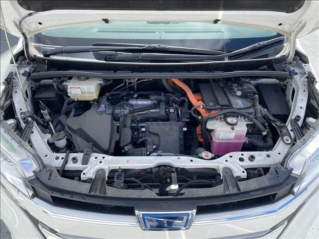 Toyota NOAH HYBRID 2019-05 15586-18