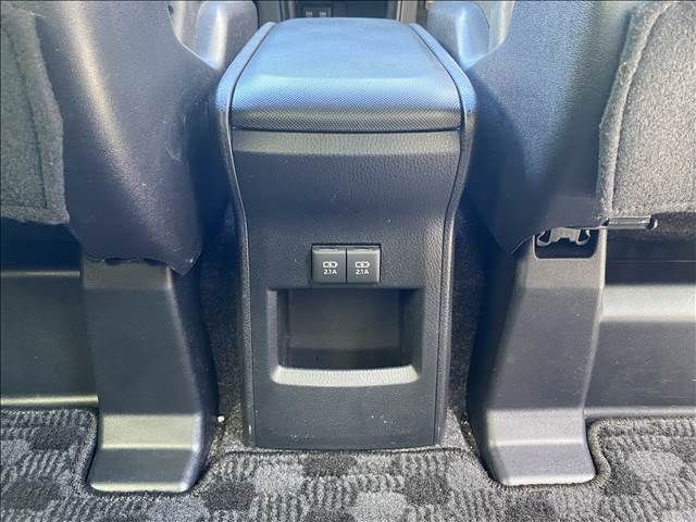 Toyota NOAH HYBRID 2019-05 15586-14