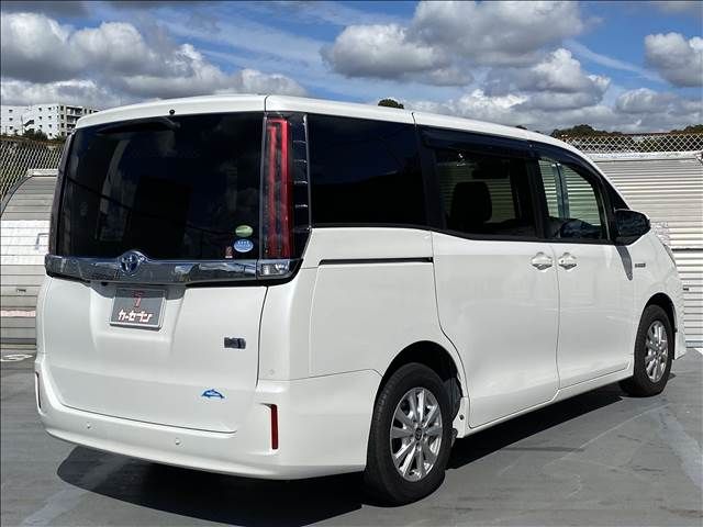 Toyota NOAH HYBRID 2019-05 15586-3