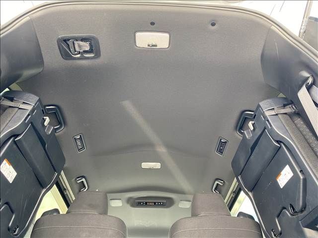 Toyota NOAH HYBRID 2019-05 15586-17