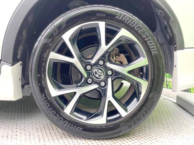 Toyota C-HR 2017-04 23956-16