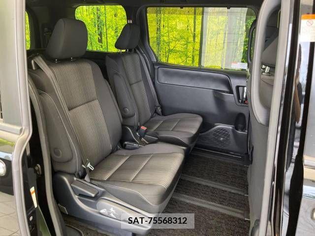 Toyota VOXY 2019-07 332429-8