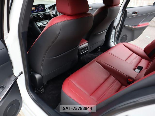 Lexus IS 2023-12 297908-11