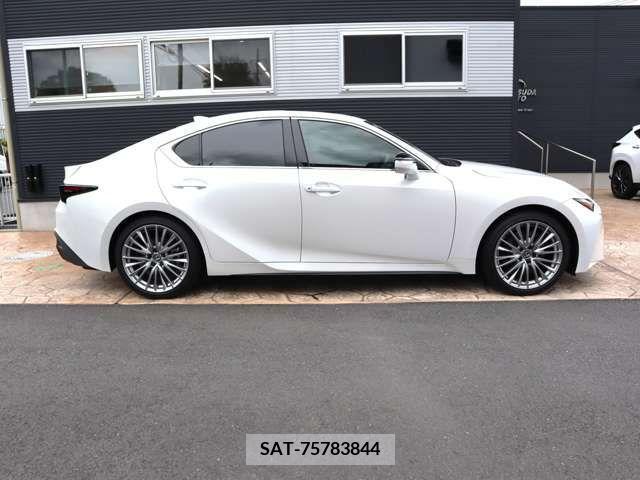 Lexus IS 2023-12 297908-3