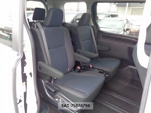 Toyota VOXY 2017-10 214287-5