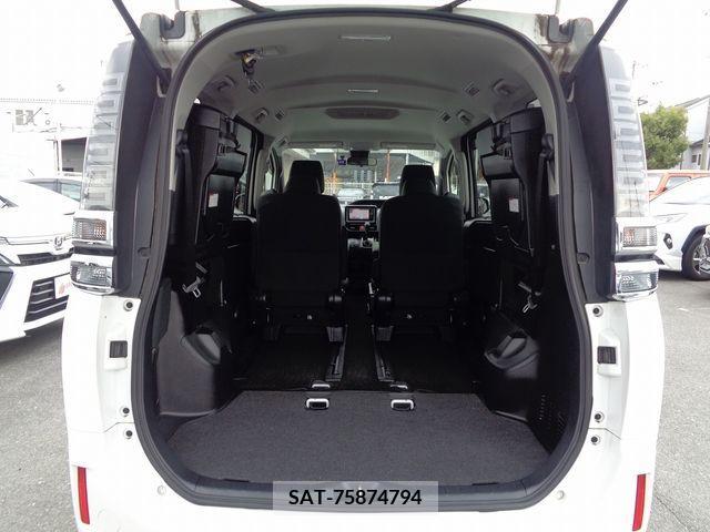 Toyota VOXY 2017-10 214287-8