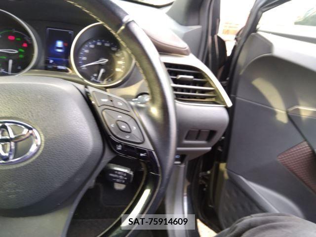 Toyota C-HR 2017-05 217712-13