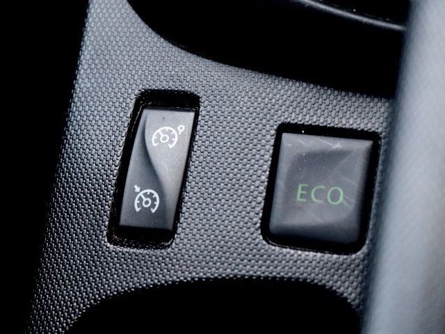 Renault CAPTUR 2015-03 16196-21