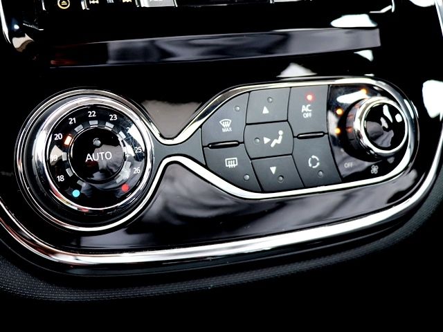 Renault CAPTUR 2015-03 16196-23