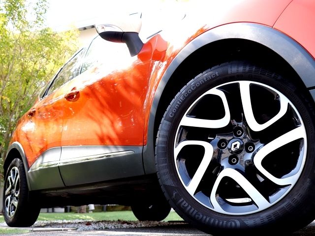 Renault CAPTUR 2015-03 16196-15