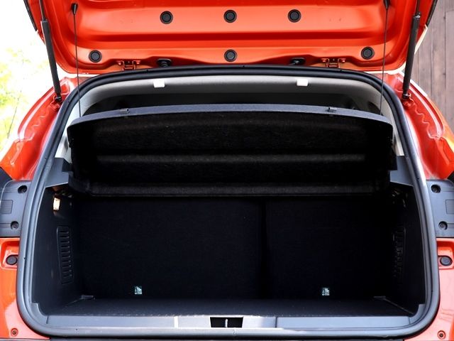 Renault CAPTUR 2015-03 16196-28
