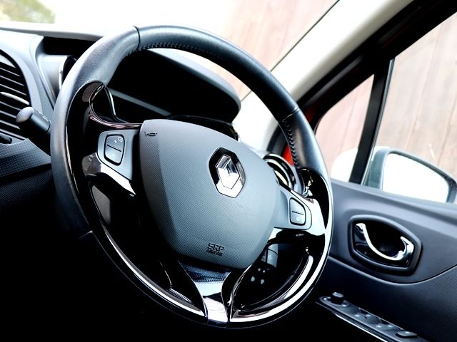 Renault CAPTUR 2015-03 16196-16