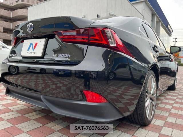 Lexus IS 2013-11 243116-17