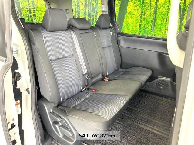 Toyota VOXY 2016-03 370337-9